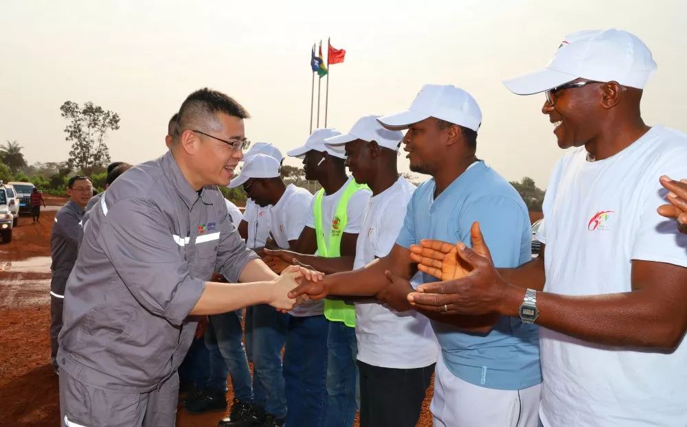 国家电投铝电公司党委书记刘丰在几内亚与干部员工一起过大年