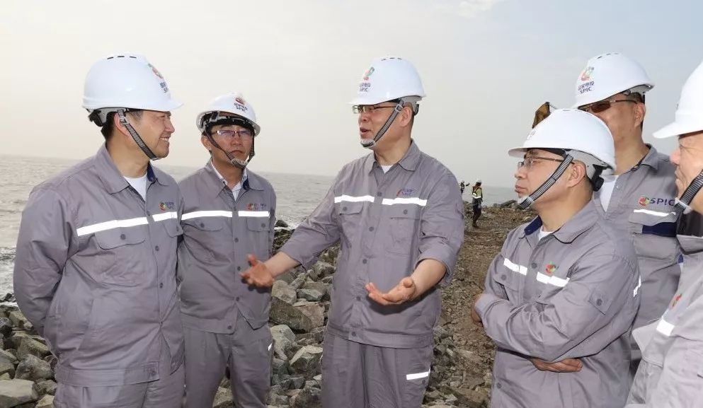 国家电投铝电公司党委书记刘丰在几内亚与干部员工一起过大年